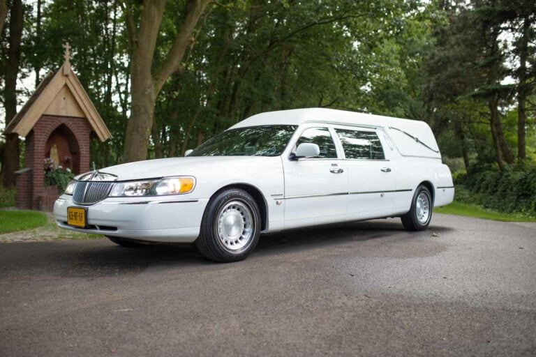 Rouwvervoer-lincoln-wit-voor-768x512
